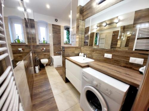 La salle de bains est pourvue d'un lave-linge et d'un sèche-linge. dans l'établissement Tanie spanie przy Targach Poznańskich - zameldowanie bezobsługowe-, à Poznań