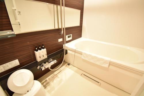 bagno con servizi igienici bianchi e lavandino di K-style gosyonishi a Shimmachidōri