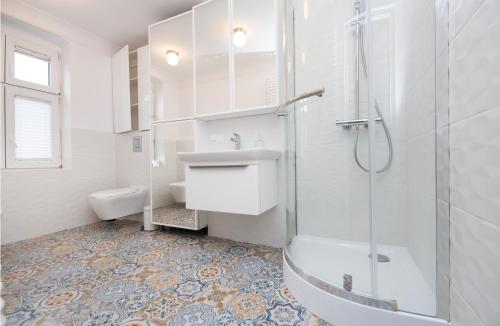 a bathroom with a shower and a sink and a toilet at Pokoje Sienkiewicza in Gliwice