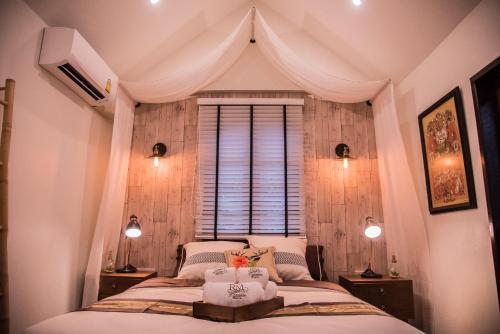 清邁的住宿－Ruanmata Homestay，一间小卧室,配有一张带窗户的床