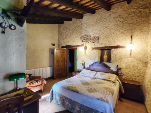 1 dormitorio con 1 cama en una habitación en Masia Can Felip B&B, en Llinars del Vallès