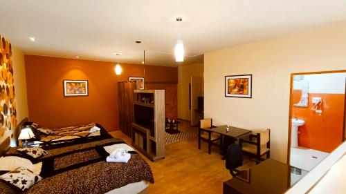 um quarto de hotel com duas camas e uma casa de banho em Hotel Gran Aurum em La Paz