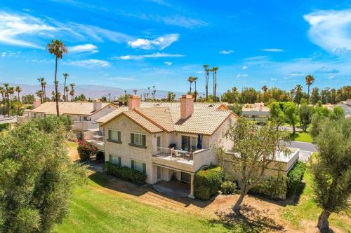 una vista aérea de una casa con palmeras en Desert Falls Resort Villa w/ Golf & Mountain views!, en Palm Desert
