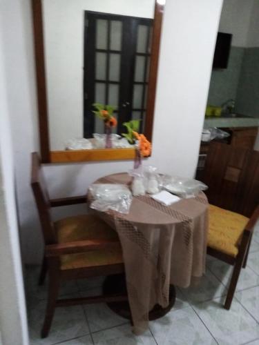 een tafel met een tafelkleed en bloemen erop bij Apartamento Vacacional con A/C in Cozumel