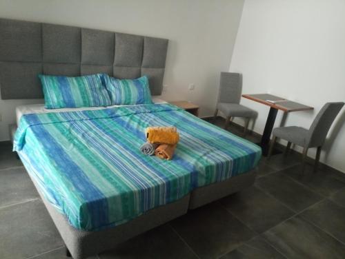Un pat sau paturi într-o cameră la Bosio Guest House Msida