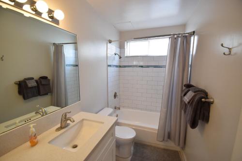 a bathroom with a sink and a toilet and a shower at Hollywood Business Suites in Los Angeles