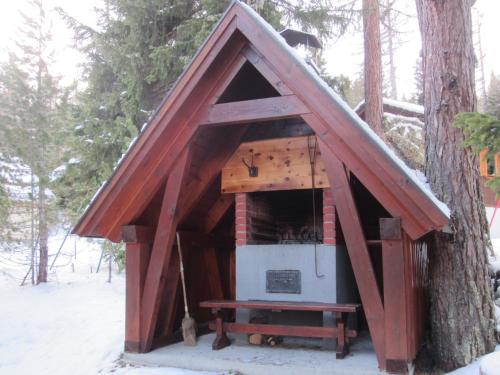 德哥米斯的住宿－Zirbenwald Lodge，雪中树下的狗屋