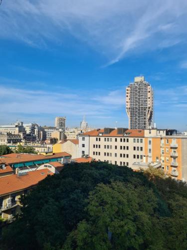 vistas a una ciudad con edificios y una colina en Corso Italia Rooms, en Milán