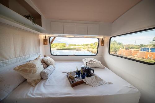 una piccola stanza con un letto e una finestra di Caravana- Glamping Casa tortuga a La Nucia
