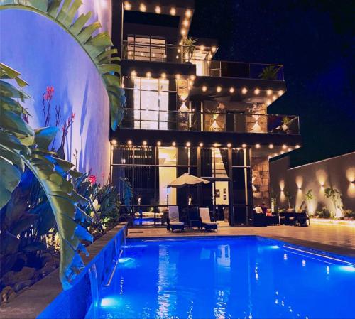 un hotel con piscina frente a un edificio en laperla chalet villa di lusso deadsea en Sowayma