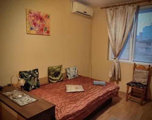 - une chambre avec un lit, un bureau et une fenêtre dans l'établissement Sweet Maria Blagoevgrad, à Blagoevgrad