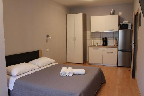 Posteľ alebo postele v izbe v ubytovaní Beachside Apartments Znjan