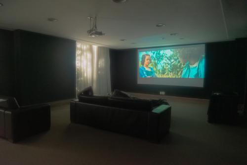 a living room with two couches and a big screen tv at Blue Flat Pedra Azul - Com Vista pra Pedra in Pedra Azul