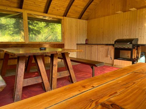 Pokój z drewnianym stołem i kuchenką w obiekcie Chata Vrch Varta w Rużomberku