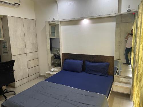 Royal Suites - 3 rooms Appt -Blue في بيون: غرفة بها سرير والوسائد الزرقاء