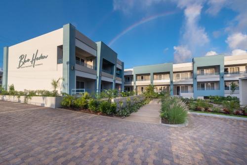 ein Gebäude mit einer Backsteinstraße davor in der Unterkunft Blue Haven Holiday Apartments in Christchurch