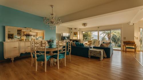 salon ze stołem i kanapą w obiekcie Crystal Villa Patras w mieście Patras