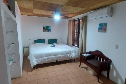 Ένα ή περισσότερα κρεβάτια σε δωμάτιο στο Beach House with a Pool-2mn walk to the beach