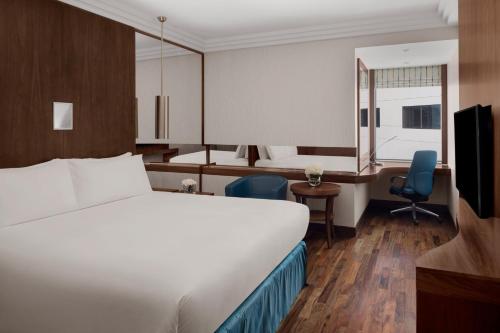 فندق كراون بلازا رياض منهال في الرياض: غرفة في الفندق مع سرير ومكتب