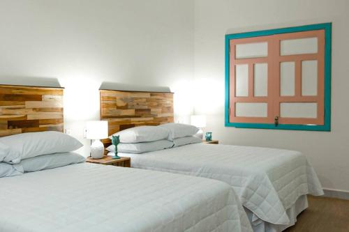 1 Schlafzimmer mit 2 Betten und einem Fenster in der Unterkunft Casa Ultra Moderna El Corazón De Flores in Flores