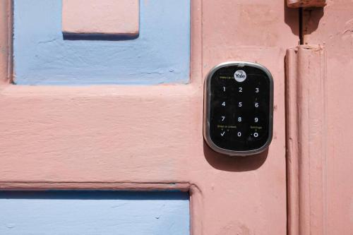 a black remote control is attached to a door at Casa Ultra Moderna El Corazón De Flores in Flores