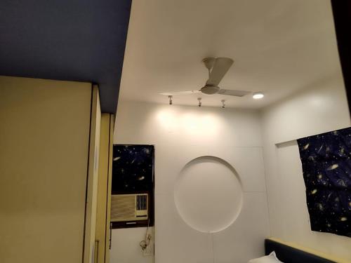 Habitación con ventilador de techo y espejo. en Just homes 2 bhk Service appt, en Pune