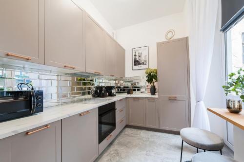 Kuchyň nebo kuchyňský kout v ubytování Golden Apartment by LoftAffair