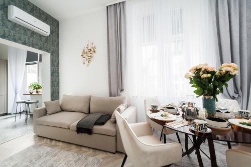 Posezení v ubytování Golden Apartment by LoftAffair