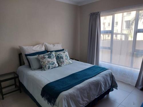 キンバリーにある2-bedroom apartment in a security complexのベッドルーム1室(枕付きのベッド1台、窓付)