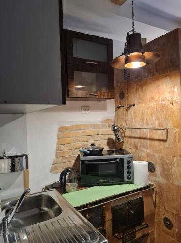 een keuken met een wastafel en een magnetron bij Margus rentals in Võru