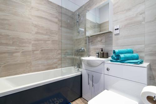 uma casa de banho com um lavatório, uma banheira e um WC. em St Johns, Wakefield - Self check in & free parking em Wakefield