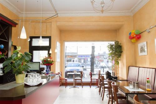 a restaurant with a dining room with a table and chairs at Hotel Spreewitz am Kurfürstendamm in Berlin