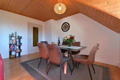 une salle à manger avec une table et des chaises dans l'établissement AU GRE DES SAISONS, à Thannenkirch