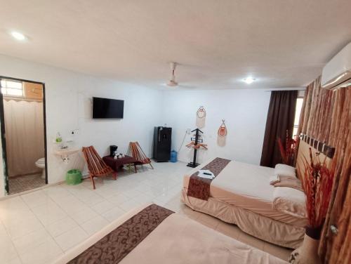 a hotel room with a bed and a bathroom at CASA LILI 2: Luxurious/Amplio/Hot Water/Economic/Wifi/TV in Valladolid