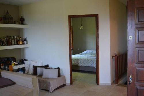 salon z kanapą i łóżkiem w obiekcie Villa Consta w mieście Tsagarada