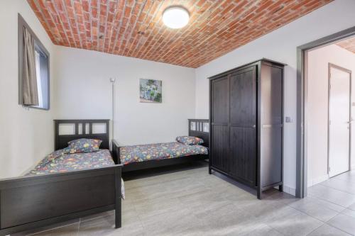 Cette chambre comprend 2 lits et une armoire. dans l'établissement Hoeve Megusta, à Vlimmeren