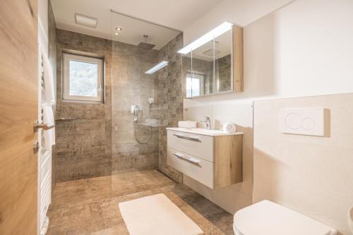 La salle de bains est pourvue de toilettes et d'un lavabo. dans l'établissement Zeit.Glück Appartements, à Radfeld