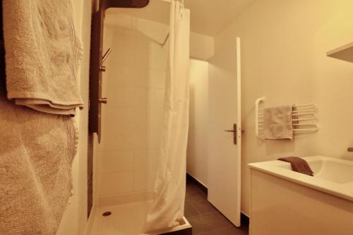 ドーヴィルにあるAppartement de l'Hippodrome avec deux chambresのバスルーム(シャワー、シンク付)