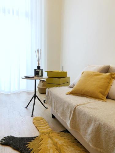een slaapkamer met een bed, een tafel en een raam bij City Center Apartment Piacenza in Piacenza