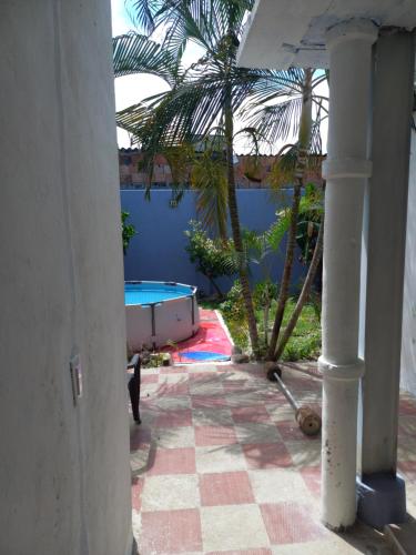 吉拉爾的住宿－Casa acogedora en girardot，从房子的门廊上可欣赏到游泳池的景色