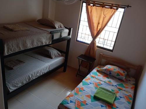Ein Bett oder Betten in einem Zimmer der Unterkunft Apartamento Hogar Caribeño 2H con AA