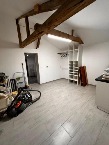 - une chambre mansardée dans l'établissement Le Domaine du Nail, à Mée