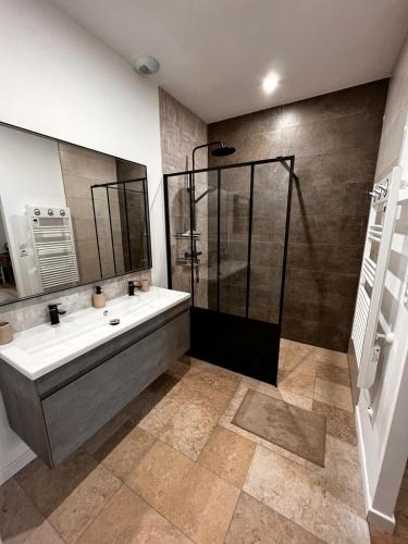 une salle de bain avec une douche, un lavabo et une baignoire dans l'établissement Le Domaine du Nail, à Mée