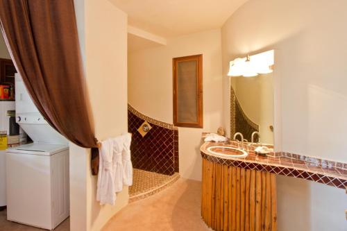 ein Bad mit einem Waschbecken und einer Dusche in der Unterkunft La Perla del Caribe - Villa Amethyst in San Pedro