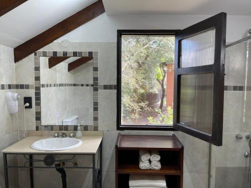 łazienka z umywalką i oknem w obiekcie Cabañas San Lorenzo w mieście San Lorenzo