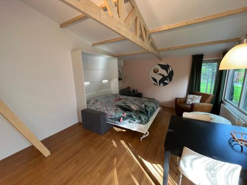 ein Schlafzimmer mit einem Bett und ein Wohnzimmer in der Unterkunft Zwols Groen in Zwolle
