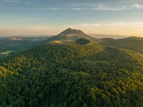 une vue aérienne sur une montagne arborée dans l'établissement Gite La maison d'Odette, à Saint-Georges-de-Mons