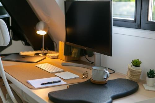 Televisyen dan/atau pusat hiburan di Duplex Design - in the heart of Fontainebleau's forest - Climber's dream - Few min walk from the most emblematic climbing spots of Fontainebleau - TroisPignons - Overlooking the park of a castle - Ideal Digital Nomad, business trip