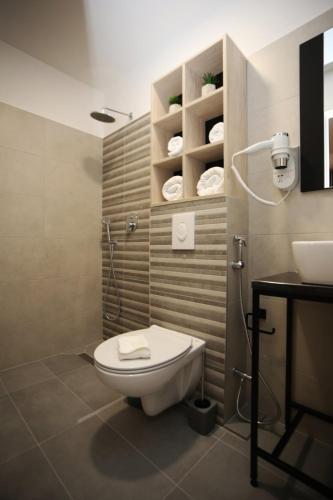 Ένα μπάνιο στο Apartments Artee Free Garage Parking