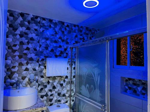 a bathroom with a sink and a blue ceiling at Alaia Casa de campo By Hospedify Para 10 personas en la naturaleza con BBQ cerca de rió cristalino in Jarabacoa